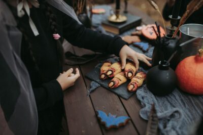 Décoration Halloween avec citrouilles et friandises